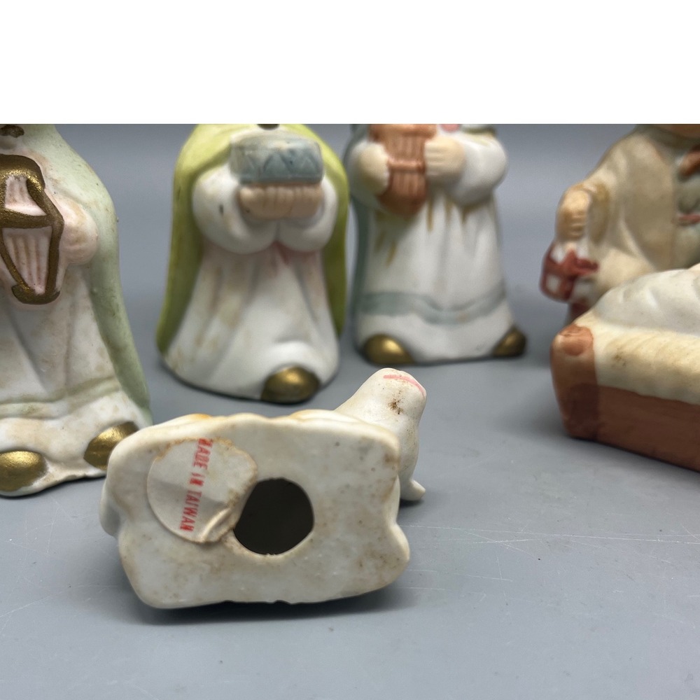 Vintage Nativity Taiwan Ceramic bisque 11 piece set - Picture 5 of 6